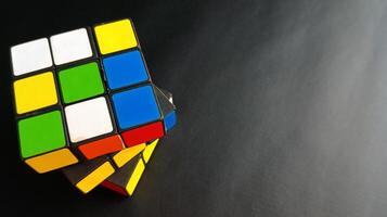 Rubiks Würfel auf schwarz Hintergrund foto