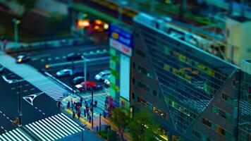 ein Zeitraffer von Straße beim das städtisch Stadt im Tokyo hoch Winkel Kippverschiebung foto