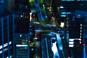 ein Nacht Miniatur Autobahn beim das städtisch Stadt im Tokyo Kippverschiebung foto