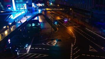 ein Zeitraffer von das Straße beim das Innenstadt im Osaka beim Nacht hoch Winkel foto