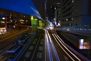 ein Nacht Neon- Straße beim das Innenstadt im Shibuya Tokyo breit Schuss foto