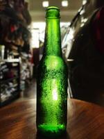 Grün Glas Flasche gegen Sonnenlicht foto