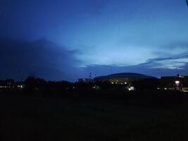 Aussicht von das ähm edupark Gebäude beim Dämmerung im Surakarta, Indonesien foto