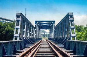 ein groß Stahl Fachwerk Brücke zum ein Single Spur Eisenbahn im Indonesien foto