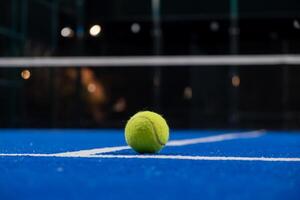 selektiv Fokus, Ball auf ein Paddel Tennis Gericht im das Nacht foto