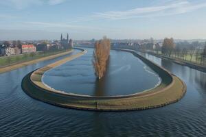 das Fluss entlang mit ein Straße gehen durch das Rand von das Straße Fachmann Fotografie foto