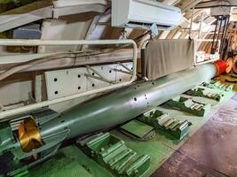 ein alt Torpedo Schale auf ein Monument zu ein U-Boot Zugehörigkeit zu das indonesisch Marine, Indonesien, 17 April 2024. foto