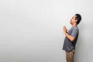 asiatisch Mann im grau ist im Schock oder Überraschung gegenüber Seite mit Kopieren Raum foto