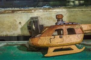 ein gebrochen Spielzeug oder Kunst Hubschrauber gemacht von Holz auf das Kante von ein hölzern Fenster Rahmen foto