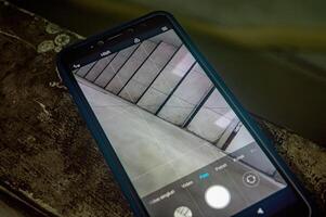 ein Smartphone Das Anzeigen ein Feature auf das Kamera Anwendung Das nimmt Bilder von Treppe foto