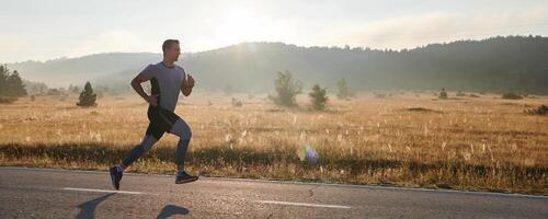 entschlossen schreiten. sportlich Mann begibt sich auf Marathon- Vorbereitung mit lösen. foto