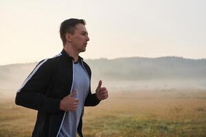 entschlossen schreiten. sportlich Mann begibt sich auf Marathon- Vorbereitung mit lösen. foto