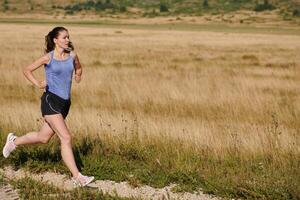 Solo schreiten. entschlossen Athlet Frau begibt sich auf Fitness Reise zum Marathon- Vorbereitung. foto