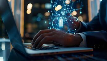 Geschäftsmann mit Laptop Computer mit Vorhängeschloss schützen Symbol. foto