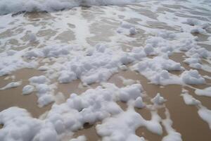 sandig Strand gewaschen durch Meer Wasser mit Schaum foto