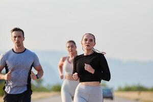 ein Gruppe von freunde pflegt ein gesund Lebensstil durch Laufen draußen auf ein sonnig Tag, Verbindung Über Fitness und genießen das energetisierend Auswirkungen von Übung und Natur foto