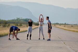 vielfältig Gruppe von Sportler bereiten zusammen zum ein Lauf foto