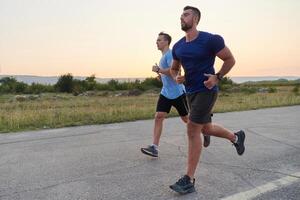 Marathon- Partner. zwei sportlich freunde Ausbildung zusammen zum bevorstehende Wettbewerb. foto