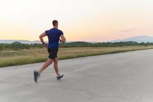 ein gewidmet Marathon- Läufer schiebt selbst zu das Grenze im Ausbildung. foto