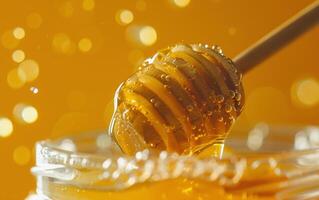 Honig fließend Nieder Löffel in Bienenwabe. schön und Präsentation Nahansicht Foto