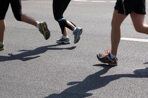 Marathon- Läufer Laufen auf Asphalt foto