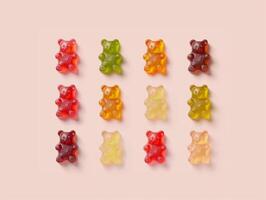 Sammlung von gummiartig Bären von anders Farben isoliert auf ein neutral Hintergrund. ästhetisch Makro Foto