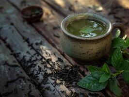 heiß Grün Tee im ein Keramik Becher auf ein hölzern Tisch. ästhetisch Foto, Nahansicht foto