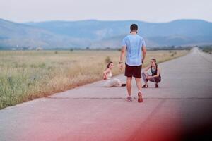 vielfältig sportlich sich warm laufen. Gruppe bereitet vor zum heftig Laufen Herausforderung. foto