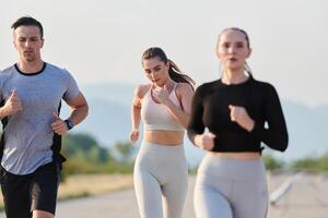 ein Gruppe von freunde pflegt ein gesund Lebensstil durch Laufen draußen auf ein sonnig Tag, Verbindung Über Fitness und genießen das energetisierend Auswirkungen von Übung und Natur foto