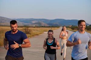 ein Gruppe von freunde pflegt ein gesund Lebensstil durch Laufen draußen auf ein sonnig Tag, Verbindung Über Fitness und genießen das energetisierend Auswirkungen von Übung und Natur foto