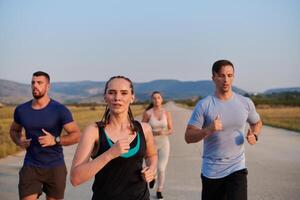 ein Gruppe von freunde pflegt ein gesund Lebensstil durch Laufen draußen auf ein sonnig Tag, Verbindung Über Fitness und genießen das energetisierend Auswirkungen von Übung und Natur foto