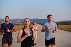 ein Gruppe von freunde pflegt ein gesund Lebensstil durch Laufen draußen auf ein sonnig Tag, Verbindung Über Fitness und genießen das energetisierend Auswirkungen von Übung und Natur foto