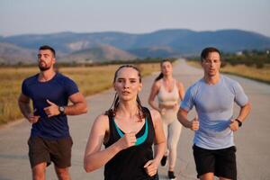 ein Gruppe von freunde pflegt ein gesund Lebensstil durch Laufen draußen auf ein sonnig Tag, Verbindung Über Fitness und genießen das energetisierend Auswirkungen von Übung und Natur foto