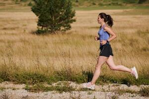 Solo schreiten. entschlossen Athlet Frau begibt sich auf Fitness Reise zum Marathon- Vorbereitung. foto