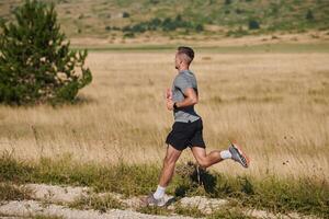 entschlossen schreiten. sportlich Mann begibt sich auf Marathon- Vorbereitung mit lösen. foto