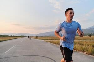 ein gewidmet Marathon- Läufer schiebt selbst zu das Grenze im Ausbildung. foto