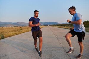 Marathon- Partner. zwei sportlich freunde Ausbildung zusammen zum bevorstehende Wettbewerb. foto