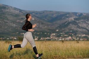 Solo schreiten. entschlossen Athlet Frau begibt sich auf Fitness Reise zum Marathon- Vorbereitung. foto