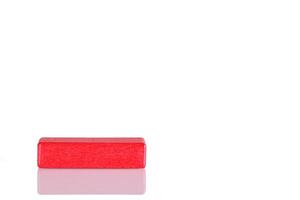 hölzern Würfel von rot Farbe auf ein Weiß Hintergrund foto