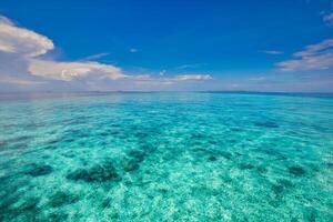 entspannend Seelandschaft mit breit Horizont von das Himmel und das Meer. Panorama von tropisch Strand Seelandschaft Horizont. abstrakt hell Sonnenschein Himmel Licht still entspannen Sommer- Seelandschaft Freiheit breit Winkel foto