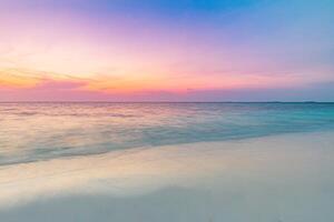 Nahansicht Meer Sand Strand. Panorama- Strand Landschaft. inspirieren Ruhe tropisch Seelandschaft Horizont. bunt Sonnenuntergang Himmel Wolken still entspannen Sonnenlicht Sommer- Sonnenaufgang Stimmung. Ferien Reise Urlaub Ziel foto