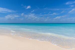 tropisch sonnig Strand Sicht. Ruhe Sonnenschein und entspannend leeren Strand Szene, Blau Himmel glücklich Wolken und Weiß Sand. still Natur Ufer Küste Landschaft. Strand direkt am Strand Horizont Seelandschaft im Sonnenlicht foto