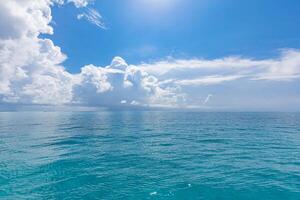 entspannend Seelandschaft mit breit Horizont von das Himmel und das Meer. Panorama von tropisch Strand Seelandschaft Horizont. abstrakt hell Sonnenschein Himmel Licht still entspannen Sommer- Seelandschaft Freiheit breit Winkel foto