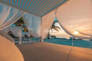 Weiß Strand Überdachung Nahansicht beim Sonnenuntergang. Luxus Strand Zelte exotisch Erholungsort. Sommer- Strand Konzept, Entspannung und Ruhe Design. Gelassenheit Sicht, sorglos, Wohlbefinden Wellness Spa Strand Reise Ferien foto