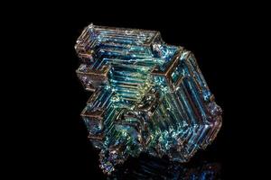 Makro von das Stein Wismut Mineral auf ein schwarz Hintergrund foto