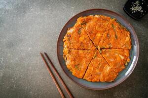 koreanischer Kimchi-Pfannkuchen oder Kimchijeon foto