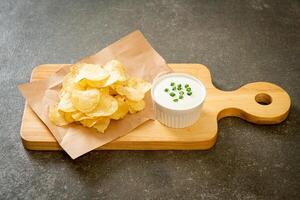 Kartoffelchips mit Sauerrahm foto