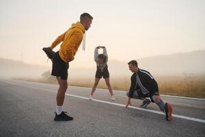 vielfältig Sportler vorbereiten. dynamisch Gruppe wärmt oben zum Morgen laufen. foto