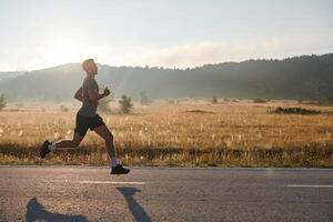 entschlossen schreiten. sportlich Mann begibt sich auf Marathon- Vorbereitung mit lösen. foto