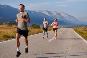 ein Gruppe von freunde pflegt ein gesund Lebensstil durch Laufen draußen auf ein sonnig Tag, Verbindung Über Fitness und genießen das energetisierend Auswirkungen von Übung und Natur foto